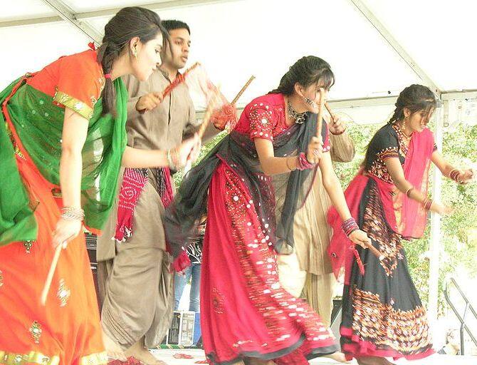 आप ड्रेस पहनकर भी ड्रेसअप करें. इससे भी आपको फायदा होगा. ड्रेसअप होकर रिहर्सल करने से आपको अंदाजा होगा कि आप मैदान में डांडिया खेलते वक्त
कितना समय के लिए टिक पाएंगे. फोटोः
गूगल फ्री इमेज