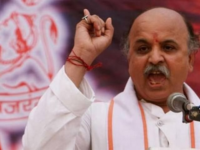 Faizabad: Attempt to enter the Babri Masjid campus supporters of Togadia clashing with police फैजाबाद: पुलिस से भिड़े तोगड़िया के समर्थक, विवादित परिसर में घुसने का था प्रयास