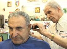 107 की उम्र में भी काटता है लोगों के बाल, जानिए कौन है ये