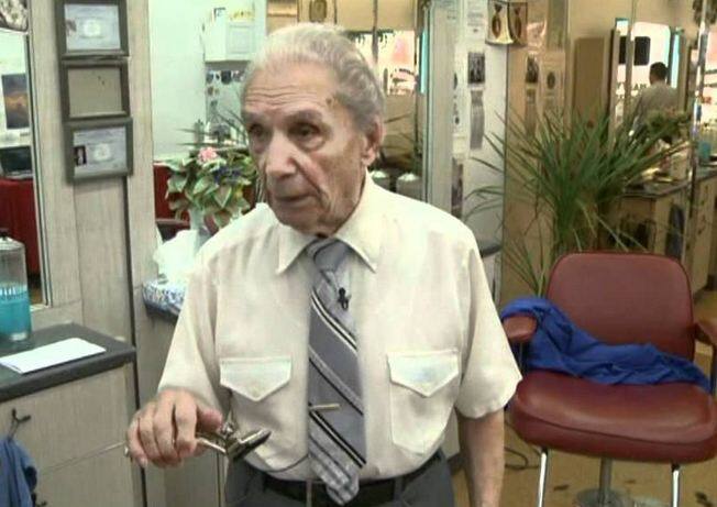 एंथनी के 6 ग्रेट ग्रांडसन हैं. एंथनी आज भी इस उम्र में इसीलिए सही से काम कर पाते हैं क्योंकि वे ड्रिकिंग और स्मोकिंग नहीं करते. फोटोः यूट्यूब