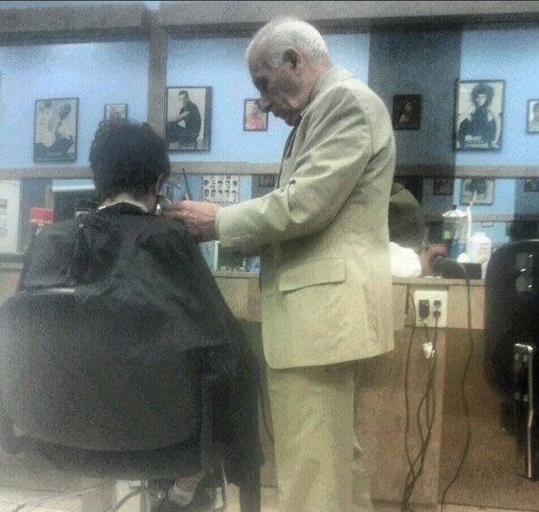 14 साल पहले पत्नी की मौत के बाद खुद को व्यस्त रखने के लिए भी एंथनी फुट टाइम बाल काटने का काम करते हैं. इससे वे खुद को इमोशनली भी स्ट्रांग कर   पाते हैं. फोटोः इंस्टाग्राम