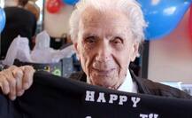 107 की उम्र में भी काटता है लोगों के बाल, जानिए कौन है ये