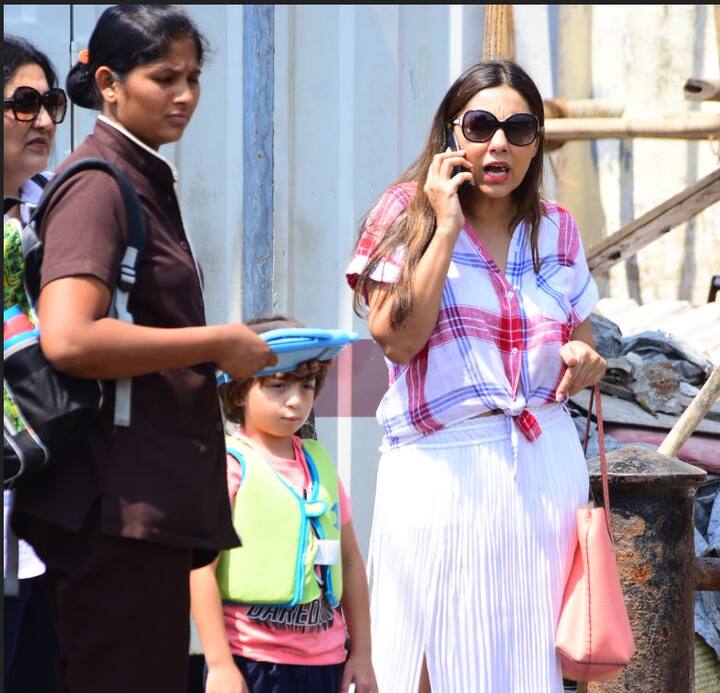 बर्थडे के खास दिन पर गौरी खान लॉन्ग स्कर्ट और चेक शर्ट में नज़र आईं. जिस वक्त उन्हें क्लिक किया गया वो किसी से फोन पर बात कर रही थीं. गौरी यहां काफी गुस्से में दिखीं.