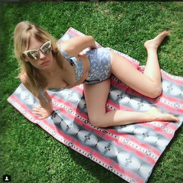 Hollywood Actress January Jones goes topless for breast cancer awareness स्तन कैंसर पर जागरूकता फैलाने के लिए टॉपलेस हुईं ये हॉलीवुड एक्ट्रेस