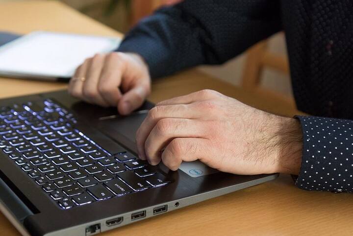 डॉक्टर ये भी कहते हैं कि इस पुरुष का केस काफी एक्सट्रीम स्टेज पर था लेकिन अब तक लोग ऑनलाइन गेमिंग के एडिक्ट थे. हालांकि डॉक्टर्स इन वेब सीरिज   के बढ़ते चलन के कारण काफी चिंतित भी हैं. डॉक्टर ये भी कहते हैं कि इससे बच्चों की परफॉर्मेंस पर नेगेटिव असर पड़ रहा है.फोटोः गूगल फ्री इमेज    