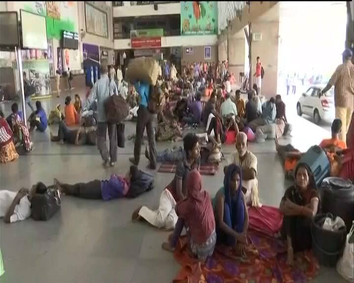 गुजरात हिंसा: खौफ बना उत्तर भारतीयों का मुकद्दर, महफूज ठिकाने की तलाश में हो रहे हैं दरबदर in fear of violence, migrants in gujarat is seating for safe place गुजरात हिंसा: खौफ बना उत्तर भारतीयों का मुकद्दर, महफूज ठिकाने की तलाश में हो रहे हैं दरबदर