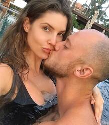 फोटोशूट करवाते-करवाते यूट्यूब सेंसेशन अमांडा जब हो गई ऊप्स! मोंमेट का शिकार