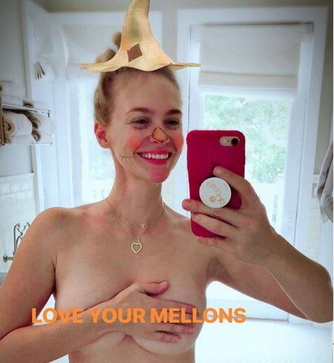 तस्वीर में जोन्स की इस तस्वीर पर सीने पर एक संदेश, LoveYourMellons ', लिखा नजर आ रहा है. फोटोः इंस्टाग्राम 