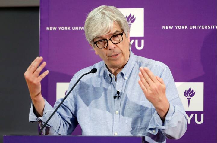 इस बार जलवायु और इनोवेशन को आर्थिक वृद्धि के साथ जोड़ने वाले अमेरिकी अर्थशास्त्री विलियम नॉर्डहॉस और पॉल रोमर को एक साथ ही अर्थशास्त्र का नोबेल पुरस्कार विजेता घोषित किया गया है. पुरस्कार देने वाली समिति ने सोमवार को इन दोनों अर्थशास्त्रियों के नाम की घोषणा की. तस्वीर: एपी