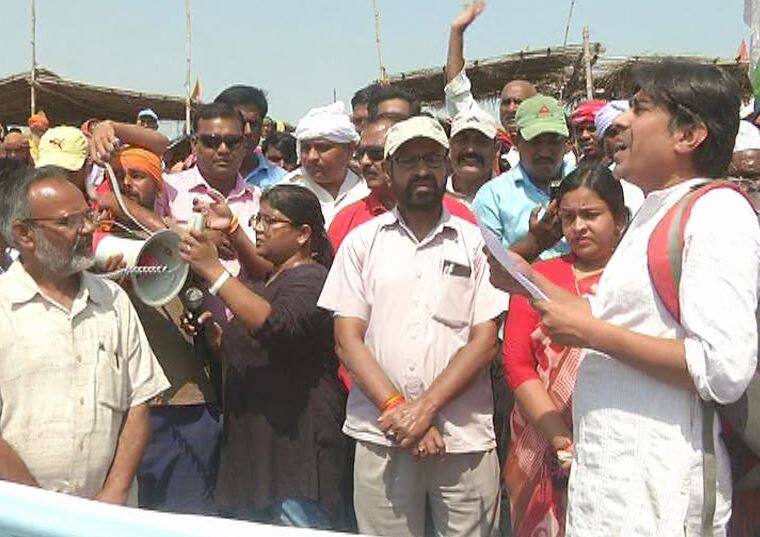 कुंभ क्षेत्र से बेदखल किये जाने के विरोध में झुग्गी झोपड़ी वालों का प्रदर्शन, गंगा में जल समाधि की धमकी