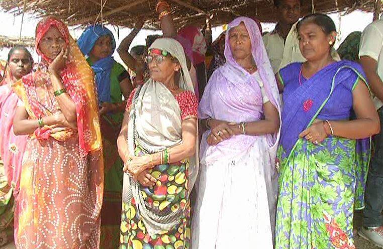 कुंभ क्षेत्र से बेदखल किये जाने के विरोध में झुग्गी झोपड़ी वालों का प्रदर्शन, गंगा में जल समाधि की धमकी