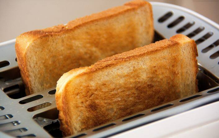 कई लोगों को एकदम करारा ब्रेड खाना अच्छा लगता है. रिसर्च के मुताबिक, करारा या जला हुआ ब्रेड खाने से एक्रीलैमिड नामक हार्मोन प्रोड्यूस होता है जो कि
कैंसर का कारण बनता है. फोटोः गूगल फ्री इमेज