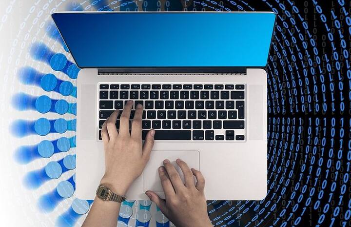 बहुत से लोग घर आकर भी ईमेल चैक करते हैं. यहां तक की बेड पर सोने के दौरान भी मैसेज और ईमेल चैक करते रहते हैं. क्या आप जानते हैं इससे आपका स्ट्रेस और ब्लडप्रेशर बढ़ सकता है. यहां तक की आपकी इस आदत से आपके पार्टनर को भी स्ट्रेस हो सकता है. आपको ऐसे में अपनी इस आदत को कंट्रोल करते हुए ईमेल घर पर चैक नहीं करने चाहिए या फिर एक समय निश्चित कर देना चाहिए. फोटोः गूगल फ्री इमेज