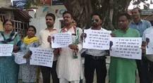 गुजरात में उत्तर भारतीयों पर हमला: यूपी कांग्रेस ने पोस्टर जारी कर दिया ये संदेश