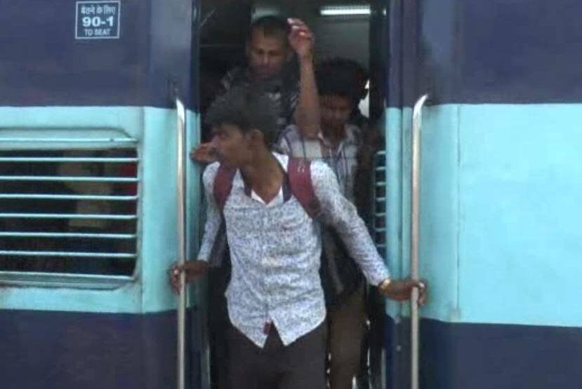 गुजरात से लौटे कामगारों ने कहा- वहां हालात खराब हैं, खदेड़े जा रहे हैं उत्तर भारतीय Gorakhpur: Workers shared his grief who returned home from Gujarat गुजरात से लौटे कामगारों ने कहा- वहां हालात खराब हैं, खदेड़े जा रहे हैं उत्तर भारतीय