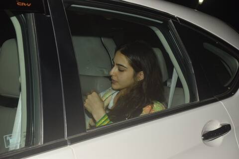 मां अमृता के साथ फिल्म देखने पहुंचीं सारा अली खान, देखें तस्वीरें
