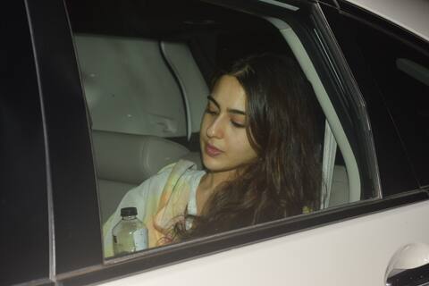 मां अमृता के साथ फिल्म देखने पहुंचीं सारा अली खान, देखें तस्वीरें