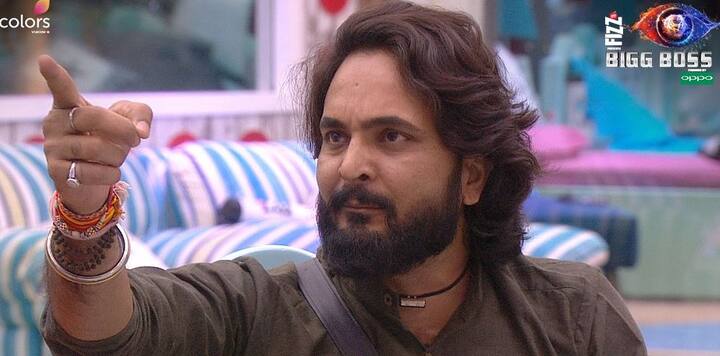 दीपक के गाली देने पर सौरभ उनकी बातों को सुनकर पूरी तरह से बौखला गए. वह दीपक का नाम पुकारते हुए कहते हैं, दीपक अपना मुंह बंद रखें. मगर दीपक ऐसा कुछ नहीं करते हैं, दोनों के बीच जुबानी लड़ाई जारी रहती है. नौबत हाथापाई पर आ जाती है लेकिन घरवाले दोनों को रोक लेते हैं. इस पर सौरभ रोने भी लगते हैं, साथ ही उन्होंने गुस्से में अपना कुर्ता भी फाड़ लिया.