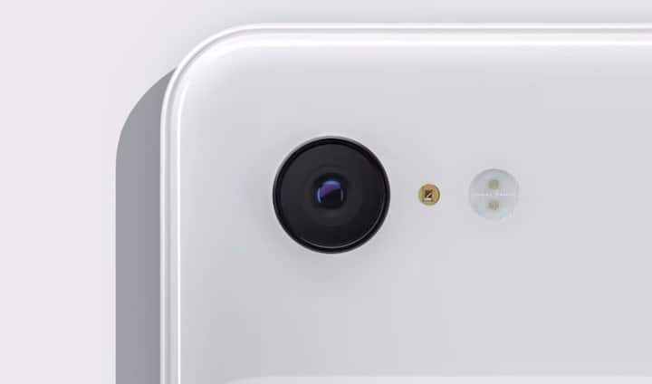 फोन में सिंगल रियर कैमरा और 12 मेगापिक्सल का बैक कैमरा दिया गया है.