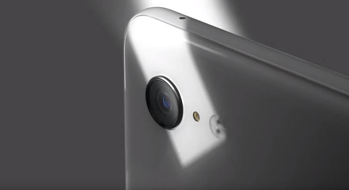 कैमरा सुपर जूम, नाइट साइट लो लाइट मोड और फोटोबूथ मोड के साथ आता है.