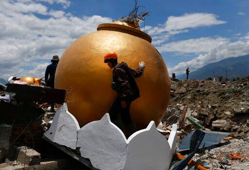 Indonesia Tsunami: death toll touches 2010 इंडोनेशिया सुनामी: मरने वालों की संख्या 2010 हुई, 5000 लोगों के मलबों में दबे होने की आशंका