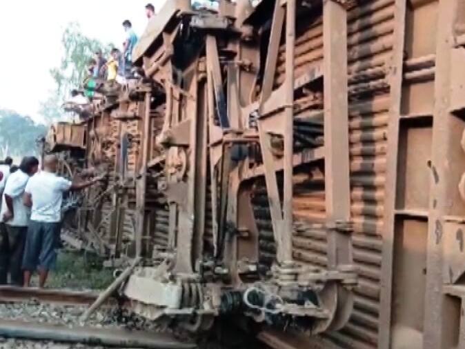उस वक्त लोगों को तेज झटका महसूस हुआ. किसी की समझ में कुछ आता उससे पहले ही ट्रेन की 9 बोगियां पटरी से उतर गईं.