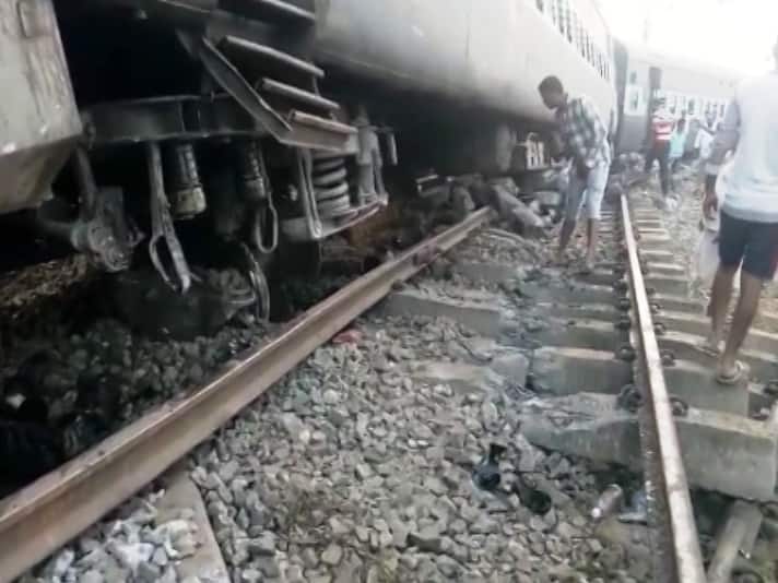 रायबरेली के हरचंदपुर में बावागंज के पास ये हादसा हुआ है. आस पास के लोग भी मौके पर पहुंच गए हैं और प्रशासन की मदद कर रहे हैं.