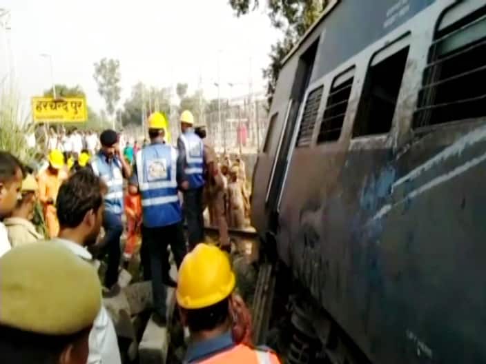 अधिकारियों ने बताया कि चिकित्सकों के एक दल को दुर्घटना राहत मेडिकल वैन से मौके के लिए रवाना कर दिया गया है. दीन दयाल उपाध्याय जंक्शन (मुगलसराय) में आपात हेल्पलाइन नंबर स्थापित किया गया है.