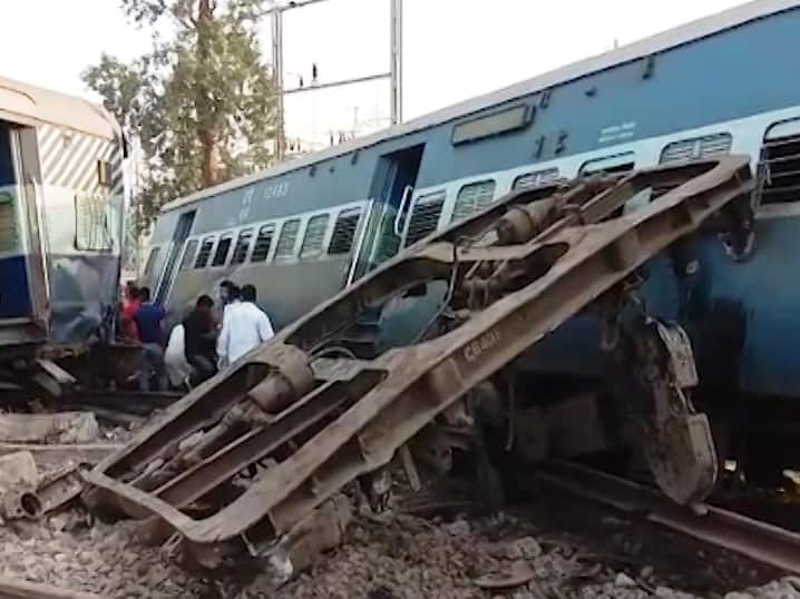 उत्तर रेलवे के जनसंपर्क अधिकारी विक्रम सिंह के मुताबिक आज सुबह करीब छह बज कर दस मिनट पर हुई इस दुर्घटना के कारण 13 ट्रेनों के मार्ग में परिवर्तन किया गया है.
