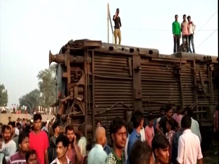 अभी भी कई यात्री डिब्बों में फंसे हुए हैं. उन्हें बाहर निकालने के लिए कटर आदि मंगवाए गए हैं. उन्हें सुरक्षित बाहर निकालने के लिए हर संभव प्रयास किया जा रहा है.