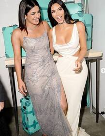 प्रियंका चोपड़ा और किम कर्दाशियां को इस अंदाज में पहले नहीं देखा होगा आपने, देखें तस्वीरें