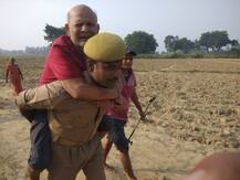 फरक्का एक्सप्रेस हादसा: सामने आया यूपी पुलिस का मानवीय चेहरा, ज़ख़्मी लोगों को पीठ पर लादकर पहुंचाया अस्पताल