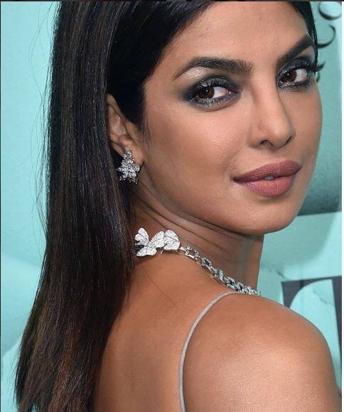  ये मौका था Tiffany Blue Book Collection के सेलिब्रेशन का जिसेक लिए 36 साल की प्रियंका चोपड़ा ने ये सेक्सी अवतार लिया.