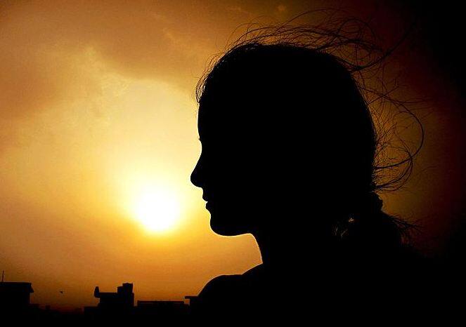 हम कई ऐसे मामलों के बारे में सुनते हैं जो बहुत अजीब होते हैं. डॉक्टर्स ने कई लोगों की बॉडी से अलग-अलग हिस्सों में से जिंदा कीट निकाले हैं. आज हम   आपको ऐसे ही एक मामले के बारे में बताने जा रहे हैं. इस केस में एक 97 साल की महिला के गालों से 50 जिंदा कीट निकले हैं. फोटोः गूगल फ्री इमेज 