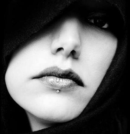 डॉक्टर्स ने बताया कि वे बेशक 50 जिंदा कीट महिला के गाल से निकाल चुके हैं लेकिन महिला के गाल में गहराई एक गड्डा बन गया है. यानि ये कीट महिला की स्किन को धीरे-धीरे खा रहे थे. ऐसे में डॉक्टर्स को आशंका है कि महिला के शरीर में ऐसे और भी कई कीट हो सकते हैं. फोटोः गूगल फ्री इमेज