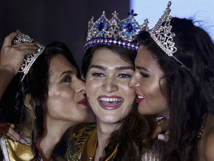 मिस ट्रांस क्वीन इंडिया 2018 में ब्यूटी पीजेंट वीना सेंड्रे सेंटर में हैं और पहली रनरअप सानिया सूद और दूसरी रनरअव निमिता अम्मु हैं. फोटोः फेसबुक