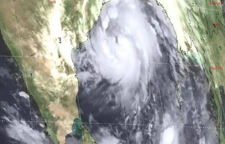 Cyclone Titli hits Odisha coast, says weather department ओडिशा के गोपालपुर पहुंचा 'तितली' तूफान, 150 किमी/घंटे की हवाओं बीच भारी नुकसान की आशंका