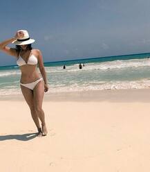 बिकिनी अवतार में बेहद हॉट लग रही हैं सनी लियोनी, देखें तस्वीरें