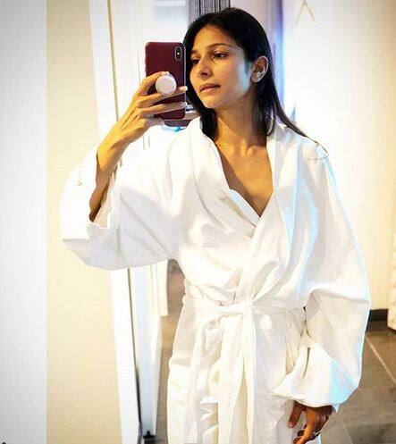 तस्वीर पोस्ट करते हुए तनीषा ने लिखा है कि अगर आप खुद में कुछ भी ब्यूटीफुल नहीं पाते तो आप मिरर के सामने खड़े हो जाएं. मेरे मिरर को कुछ भी एक्सप्लेन करने की जरूरत नहीं है. साथ ही उन्होंने दुनिया को गुडमॉर्निंग करते हुए आज सुबह इस तस्वीर को पोस्ट किया. फोटोः इंस्टाग्राम 