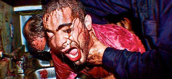 लोगों के मुंह में कीड़े-मकोड़े जैसे अलग-अलग कीट डाले जाते हैं. चेहरे पर ब्लड फेंका जाता है और केकेड़ चलाएं जाते हैं. लकड़ी के डब्बों में बंद कर दिया जाता है. चेहरे को ढककर पानी में डुबो दिया जाता है. जो भी इस हॉन्टेड हाऊस में एक बार चला जाता है दोबारा यहां जाने की हिम्मत नहीं कर पाता. लेकिन घर में जाने से पहले 10 पेज का बोन्ड होता है जो हर प्रतिभागी को साइन करना पड़ता है. साथ ही इनकी मेडिकल जांच भी होती है. फोटोः यूट्यूब