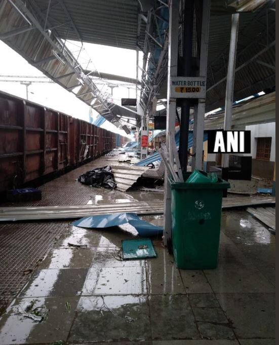 इसके अलावा भी स्टेशन से कई तस्वीरें सामने आई हैं जहां तूफान रेलवे स्टेशन पर लगी टीन की चादर टूटी हुई दिखी. तस्वीर: एएनआई 