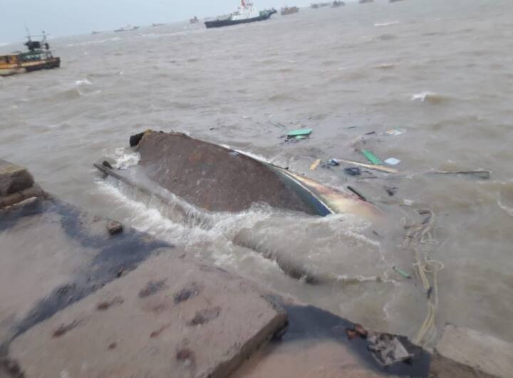  इसके साथ ही गोपालपुर के पास में पांच मछुआरों वाली नाव डूब गई. लेकिन, सभी को रेस्क्यू कर बचा लिया गया है. तस्वीर: पीटीआई