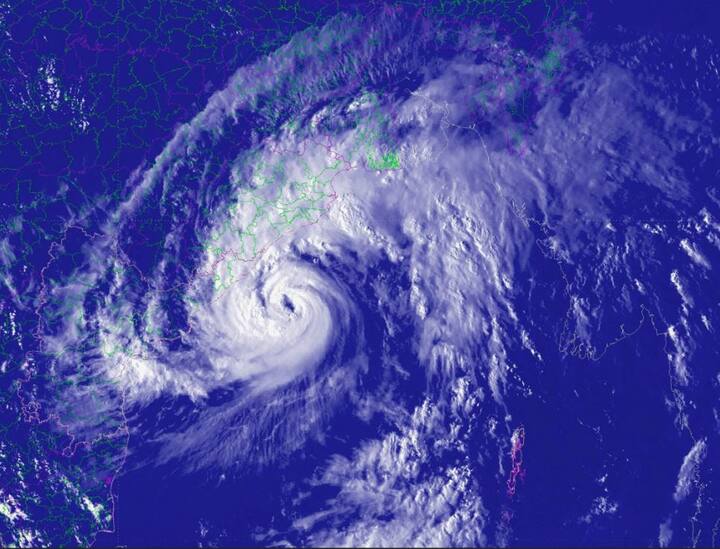 आंध्र प्रदेश में गुरुवार को 'तितली' नाम के बेहद प्रचंड चक्रवाती तूफान ने आठ लोगों की जान ले ली और साथ ही श्रीकाकुलम और विजयनगरम जिले में बड़े पैमाने पर तबाही मचाई. राज्य आपदा प्रबंधन प्राधिकरण (एसडीएमए) ने बताया कि चक्रवात से सामान्य जनजीवन ठप हो गया. इन दोनों ही जगह भारी बारिश देखने को भी मिली. तस्वीर: पीटीआई