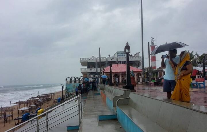 कुछ एक्सप्रेस ट्रेनों का दूसरे क्षेत्रों से रास्तों में बदलाव कर दिया गए हैं. श्रीकाकुलम जिले में बागवानी वाली फसलों को बड़ा नुकसान हुआ जबकि विजयनगरम में धान के खेतों को काफी नुकसान पहुंचा है. तस्वीर: पीटीआई