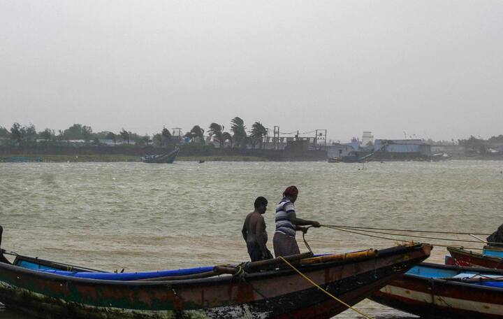 इनके साथ ही कोताबोम्माली (24.82 सेमी.), संथाबोम्माली (24.42 सेमी.), इच्छापुरम (23.76 सेमी.) और तेक्काली (23.46 सेमी.) के बाद पलासा, वज्रापुकोत्तुरू, नंदीगाम इलाकों में 28.02 सेमी. बारिश दर्ज की गई.