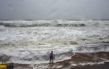 आंध्र प्रदेश: चक्रवाती तूफान \'तितली\' से गई आठ लोगों की जान, जनजीवन अस्त-व्यस्त