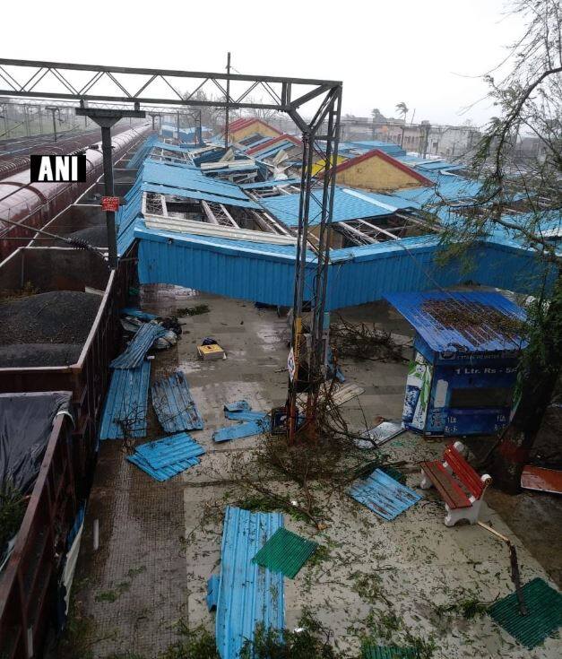 वहीं, तूफान से आंध्र प्रदेश के पाल्सा रेलवे स्टेशन में तबाही देखने को मिली. यह स्टेशन श्रीकाकुलम जिले में आता है. तस्वीर: एएनआई
