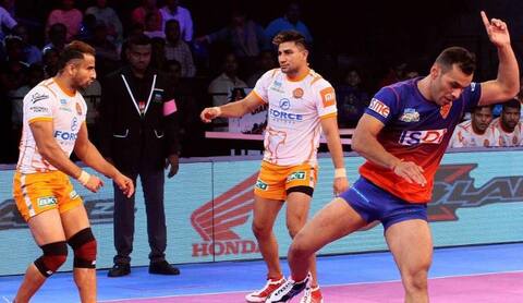 Pro Kabaddi League 2018: दबंग दिल्ली ने पुणेरी पलटन को बहुत कम अंतर से दी मात Pro Kabaddi League 2018: दबंग दिल्ली ने पुणेरी पलटन को बहुत कम अंतर से दी मात