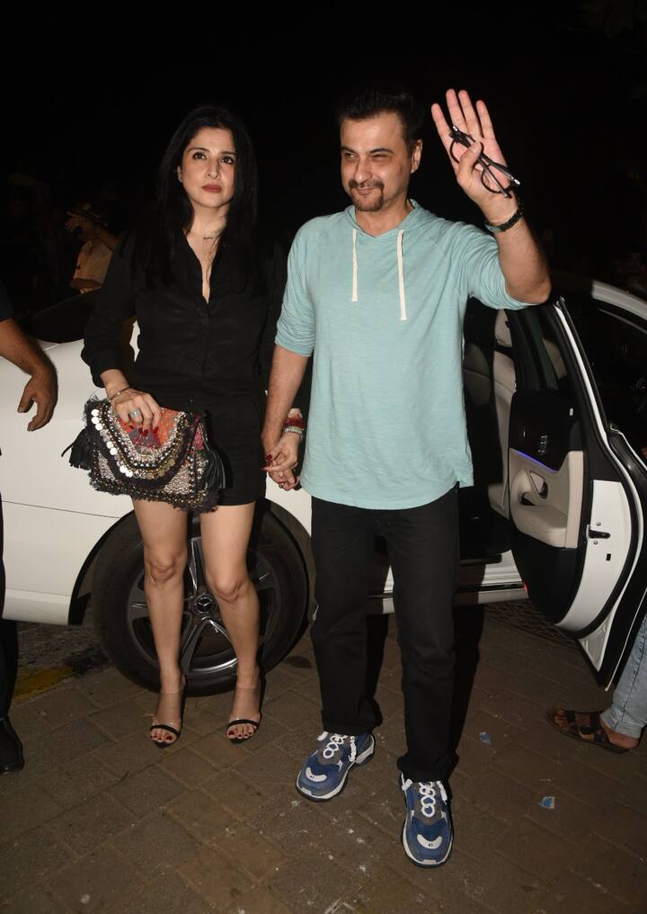 इस दौरान महीप और संजय कपूर ने एक साथ काफी पोज दिए. (तस्वीर: मानव मंगलानी) 