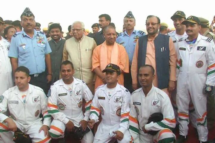 चेतक हेलीकाप्टरों ने भारतीय झंडे के रंग के धुंएं निकालकर वहां मौजूद लोगों में देशभक्ति की भावना भरी तो सबसे ज़्यादा सारंग हेलीकॉप्टर्स की टीम ने लोगों की वाहवाही बटोरी. सारंग के चार हेलीकाप्टरों ने हवा में खूब कलाबाजियां दिखाईं तो साथ ही हवा में कई खतरनाक स्टंट दिखाकर लोगों को हैरत में डालते हुए उन्हें दांतों तले उंगलियां दबाने पर मजबूर कर दिया. गवर्नर राम नाइक और सीएम योगी आदित्यनाथ ने इस मौके पर एयरफोर्स के जांबाजों के साथ फोटो खिंचाई और उनकी हिम्मत व हौसले को सैल्यूट किया.